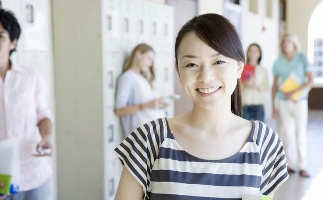 21岁女孩出国留学, 回国后抑郁跳楼! 母亲大哭: 都是他男友害的