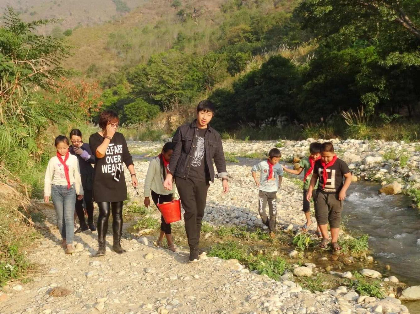 云南乡村教师带学生鹅卵石上作画, 造型栩栩如生, 被城里人疯抢