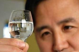 坚持每天喝杯白酒, 20年后会怎样? 一天一杯白酒原来有这么多好处