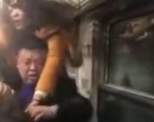 女子火车上与男子亲亲我我, 被一名女子追打, 事实让人大跌眼镜