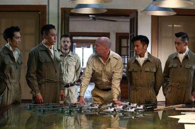 评分4.7! 《大轰炸》海外上映惨遭口碑滑铁卢, 数亿投资被槽烂片