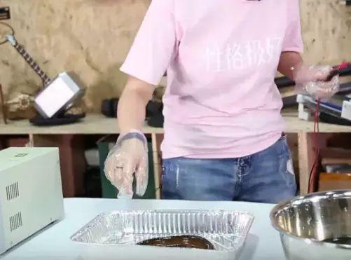 女子用黄鳝做实验, 50万伏电压点击黄鳝, 就为看黄鳝死前的反应