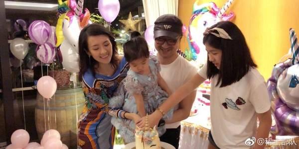 章子怡晒女儿同框照 醒醒与小苹果亲亲好有爱