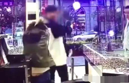 儿子嫌眼镜买的太便宜, 这样对自己的母亲, 旁边的店员都吓懵了