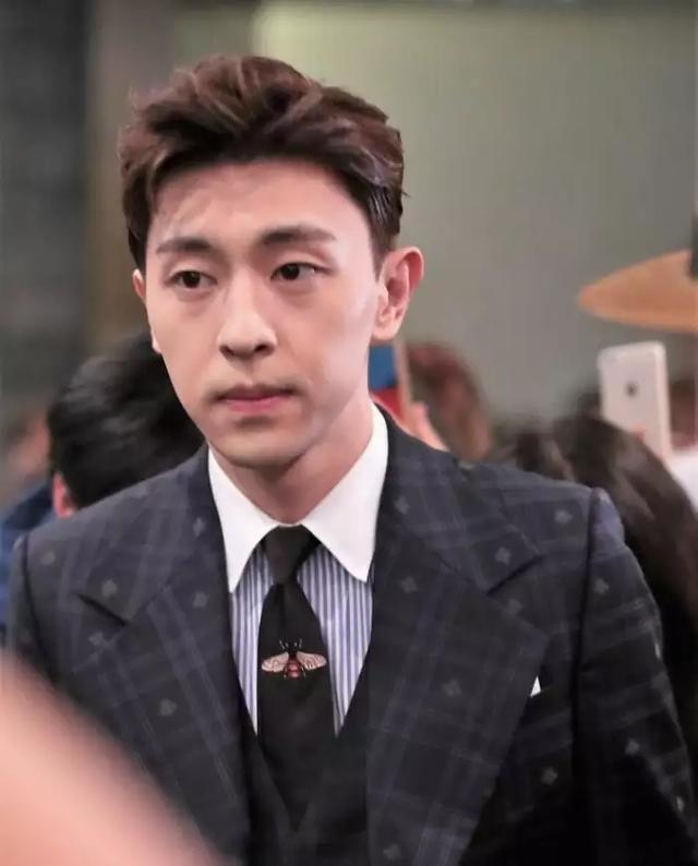 邓伦出席典礼照曝光, 脸部特写拉低颜值, 网友称太拼了!