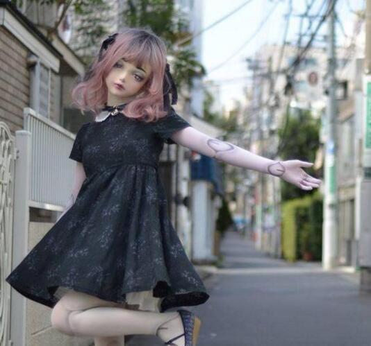 女子和洋娃娃一模一样, 成为世界上第一个洋娃娃时装模特