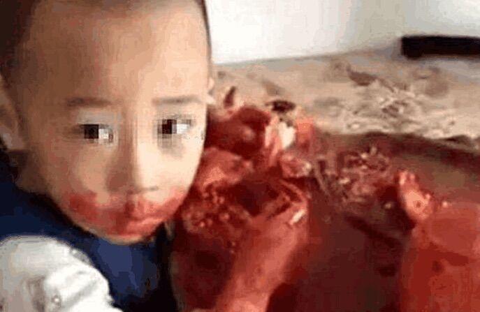 母亲趁儿子熟睡外出逛街, 回到家后看到的场景给母亲吓懵了。