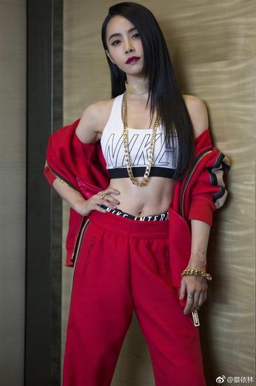 蔡依林帮人化妆, 自嘲新手化妆师, 网友们的注意力都在她的身材上