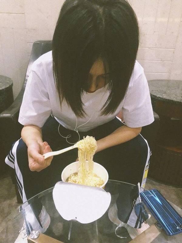 阚清子低头吃泡面发型抢镜 自侃: 请叫我美作