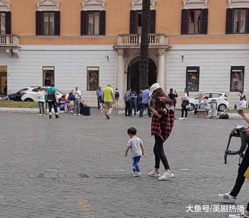 angelababy带娃又被偶遇, 网友: 虽然演技不行, 但确实是个好妈妈!