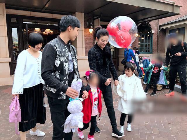 黄奕陪女儿游迪士尼眼神全程紧贴, 黄芊玲白衣似小公主懂谦让