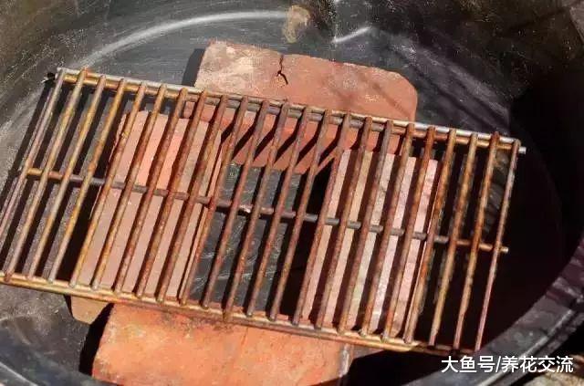 用废弃的大陶罐制作成精致而自然的喷泉, 放花园里正适合