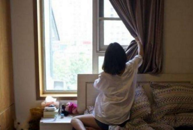 女主播跟粉丝连续互动9小时, 一次忘关摄像头, 让众人看到不可思议的一幕