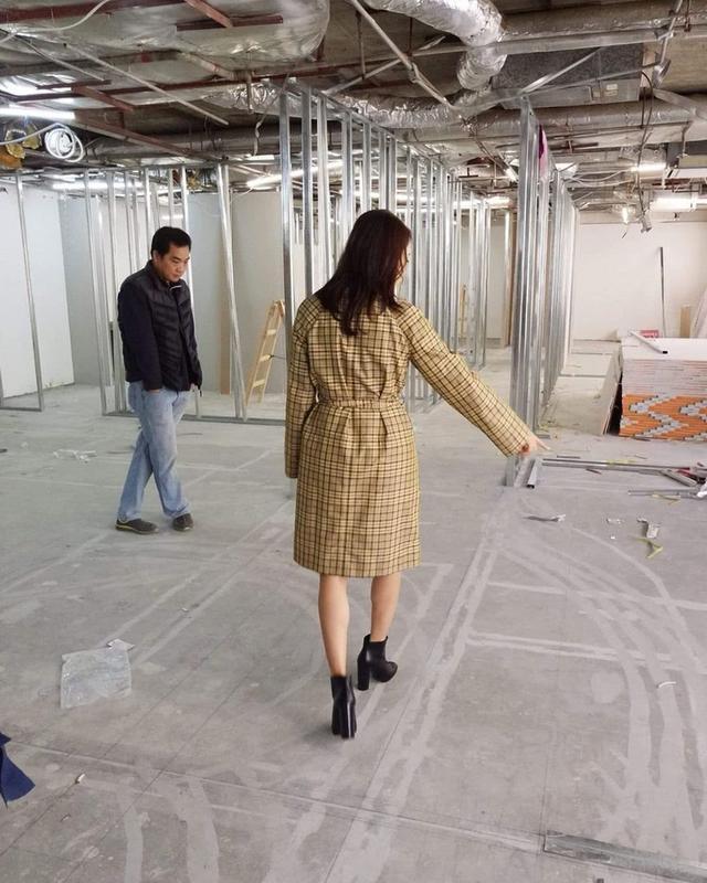 47岁黎姿开店, 穿高跟鞋短裙, 现身施工现场, 照片太像摆拍