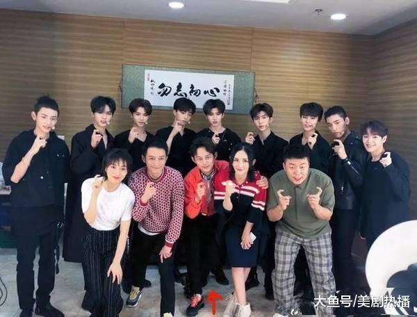 《快本》圆蔡徐坤七年前拜谢娜为师的梦! 网友: 亮点在幕后合照!