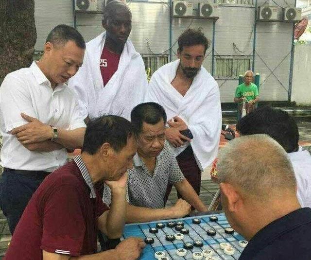 都是被中国国粹吸引，齐达内看大