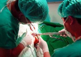 女子耳朵被蜘蛛咬了一口, 耳朵居然被毒液给溶解, 整个变黑坏死