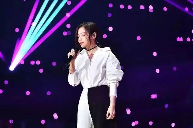 张靓颖解除合约, 继牵手小鲜肉后, 这次她真要和爱了13年的人分手