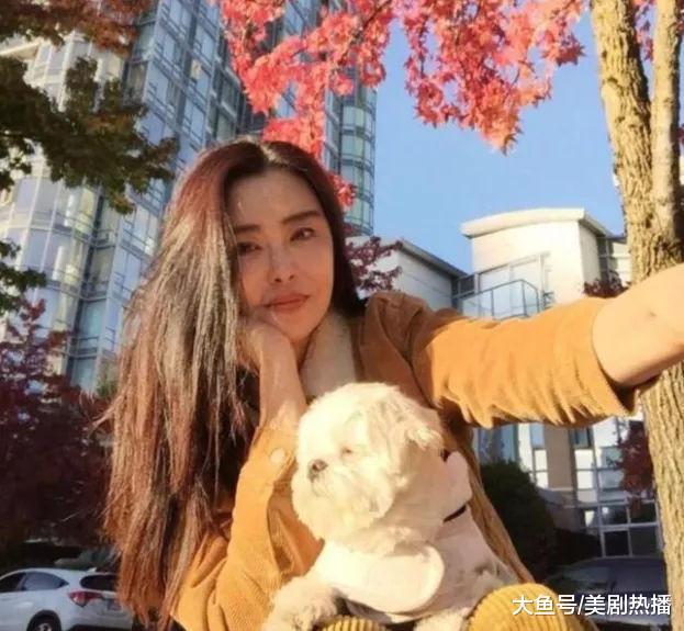 王祖贤再曝近照, 长发飘飘颜值依旧! 网友: 完全看不出女神50岁!