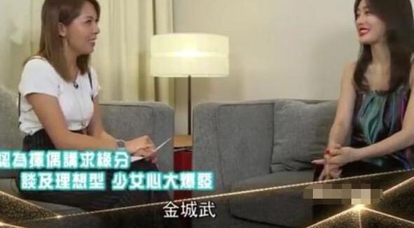 秦岚被香港媒体问喜欢的男星, 说出名字后害羞捂脸, 网友称有眼光