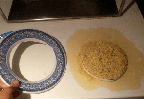 一位网友说，新买的盘子拿来盛面