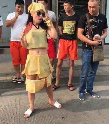 姑娘戴墨镜穿豆腐皮“衣服”等公交, 这算糟蹋粮食吗