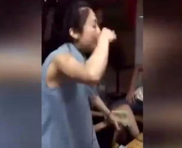 一女子豪饮几十杯所为何事? 杯酒下放钱, 还能这么玩儿?