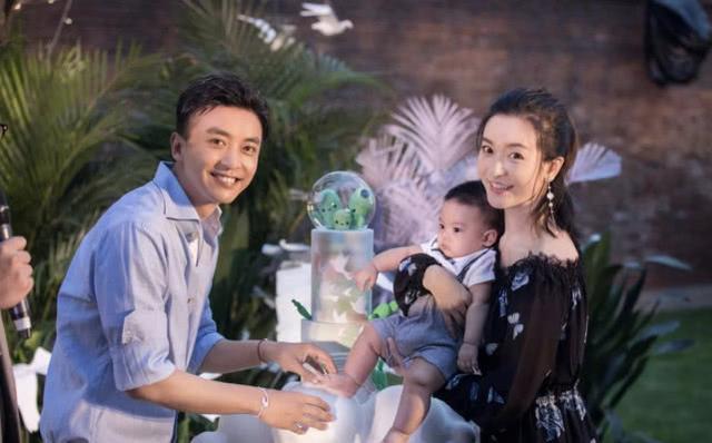 贾乃亮参加“小燕子”的小孩满月席被灌醉, 合影时连笑都没笑!