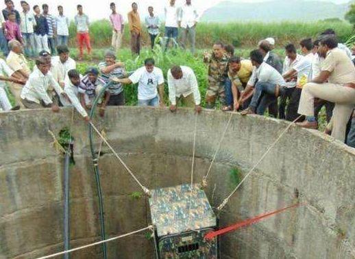 女子路边听到怪叫声, 在水井里发现一只猛兽, 所有的村民都来帮忙