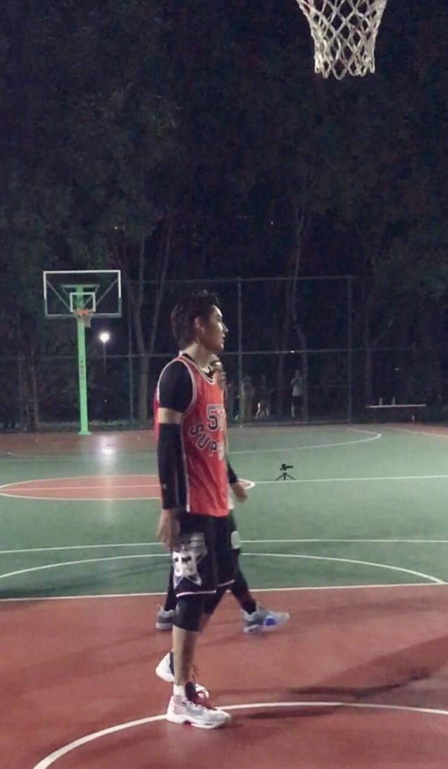吴亦凡买菜后又被网友偶遇打球 颜值技术双在线!