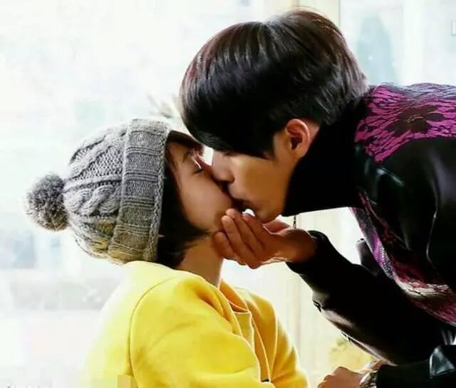 接吻时男人情不自禁做这5个小动作, 对你是真心的!