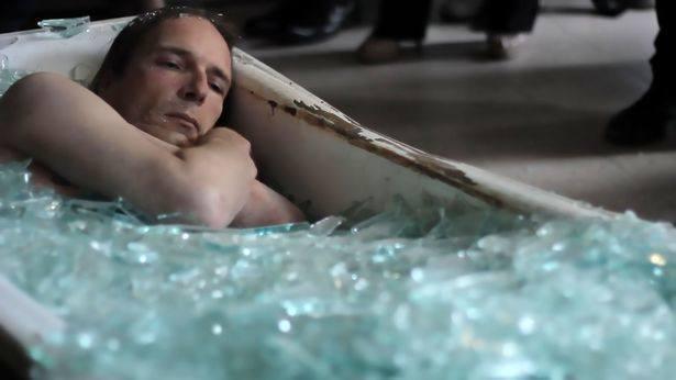 国外一男子作死用玻璃渣泡澡, 进去没几个小时, 却让他后悔不已