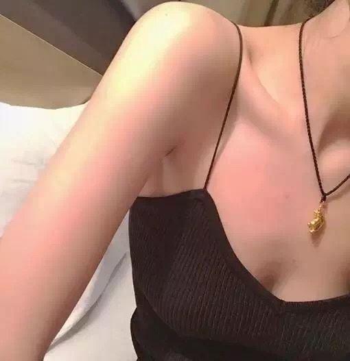 男生喜欢平胸女生的十个原因。