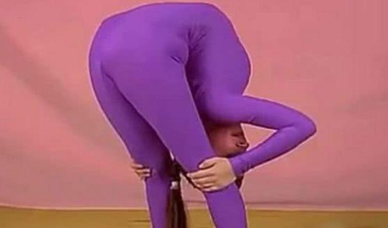 女子天生身体柔软, 她做的这些动作, 路过的人都为她捏了把汗!
