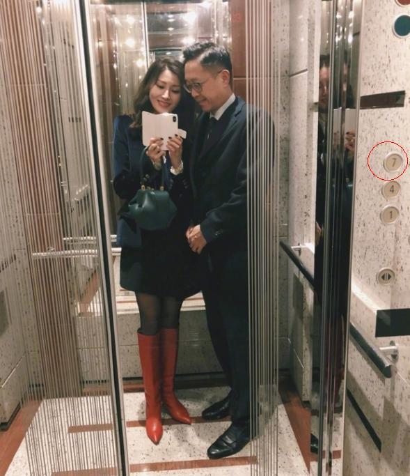 李嘉欣晒美腿 电梯上这个数字却暴露她家太壕