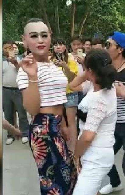 广场舞上出现一位“网红”, 这长相也太喜庆了吧!