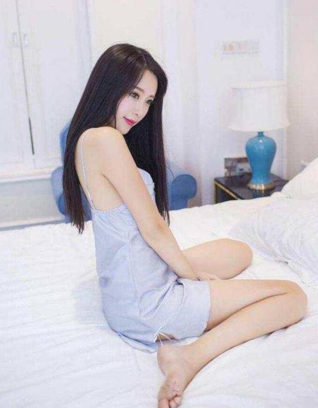 女人这些肢体动作, 是在叫你赶紧进攻, 男人要懂得!