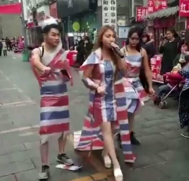 美女把编织袋当成裙子穿, 在马路上直播唱歌!