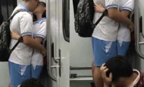 16岁小情侣坐地铁, 竟在上边这样做, 旁边的年轻小伙看了都羞红脸!