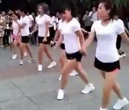 四川辣妈集体跳广场舞 网友: 这才是广场舞正确的打开方式!