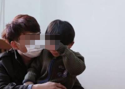 父亲对3岁亲生儿子这样做, 让人心疼! 网友: 警察已经在路上了!