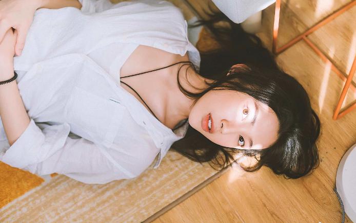 异性相处, 以下四件事女人只要做一件, 就会为你“宽衣解带”