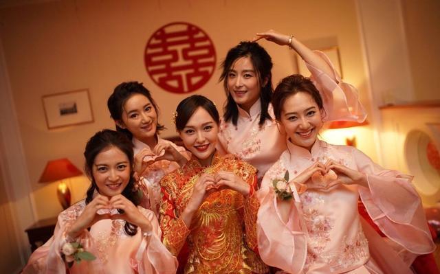唐嫣罗晋婚礼进行时: 宾客欢呼大笑 新娘手动比心喜气洋洋