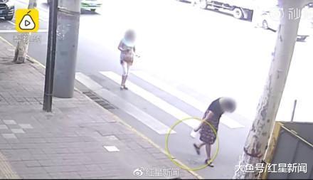 疑检查员丢烟头诬陷环卫工 当地宣传部否认诬陷说法 当地街道办: 不会因清洁问题处罚环卫工
