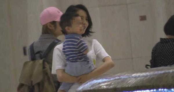 佟丽娅儿子正脸首曝光 探班妈妈可爱呆萌超贴心