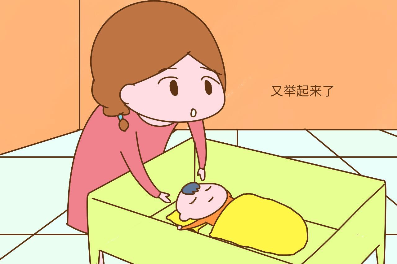 为何宝宝睡觉喜欢做“举手投降”的动作? 网友的解释很拉风