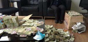 顾客携“十几万元”钱币到车店买车, 结果工作人员表情亮了