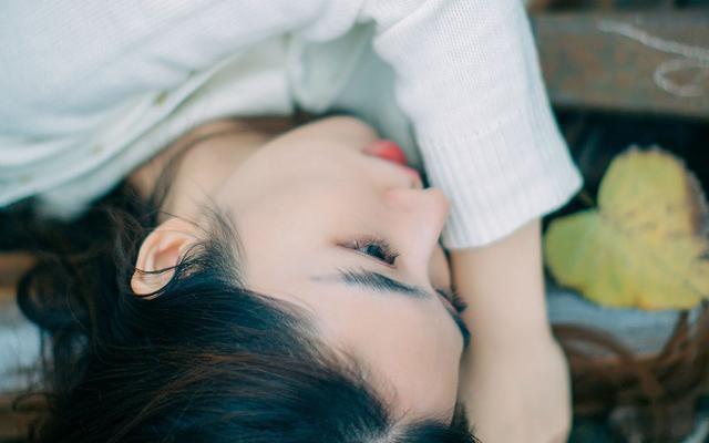 女人动情时, 身体会发出这4个暗号, 此时进攻事半功倍