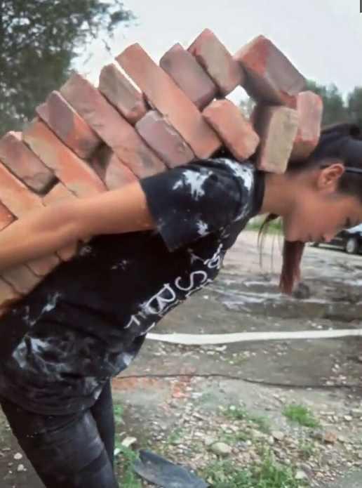年轻妈妈为了宝宝, 不惜累坏身体干脏活, 穿上短裙一化妆工友懵了!
