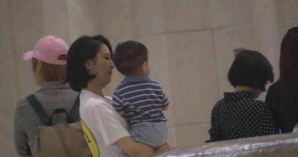 佟丽娅儿子正脸首曝光 探班妈妈可爱呆萌超贴心